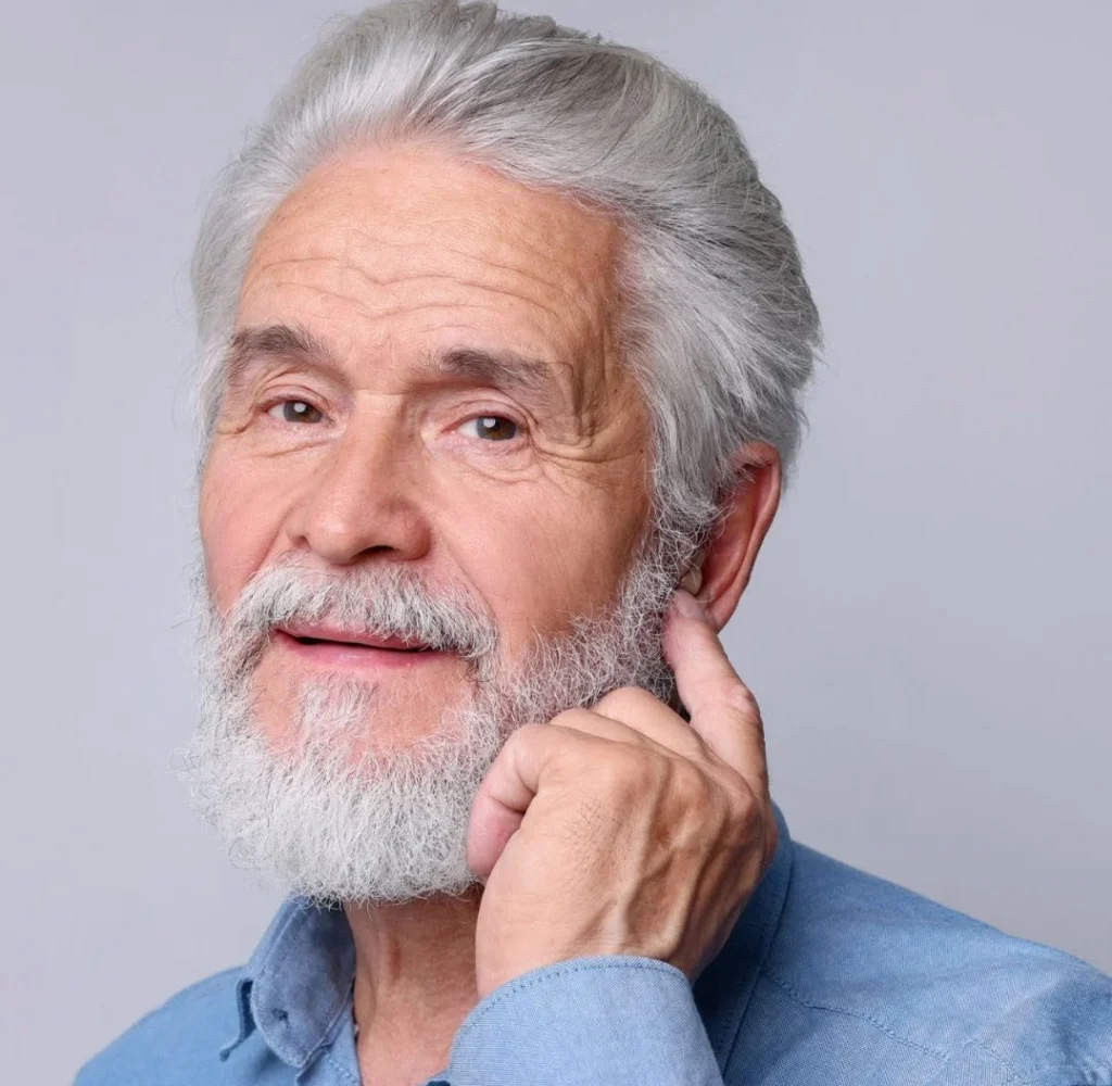 homme avec perte auditive