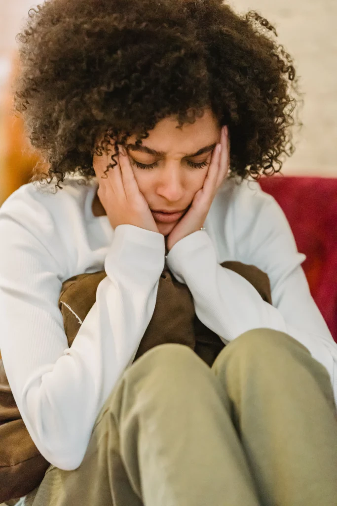 femme qui a mal aux oreilles