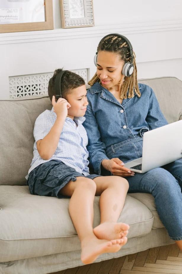 femme et son fils qui écoutent de la musique