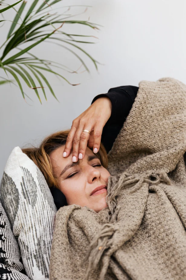 femme qui a mal à la tête