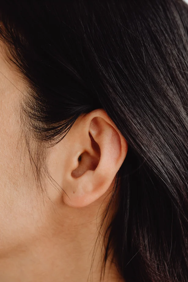 oreille de femme de profil
