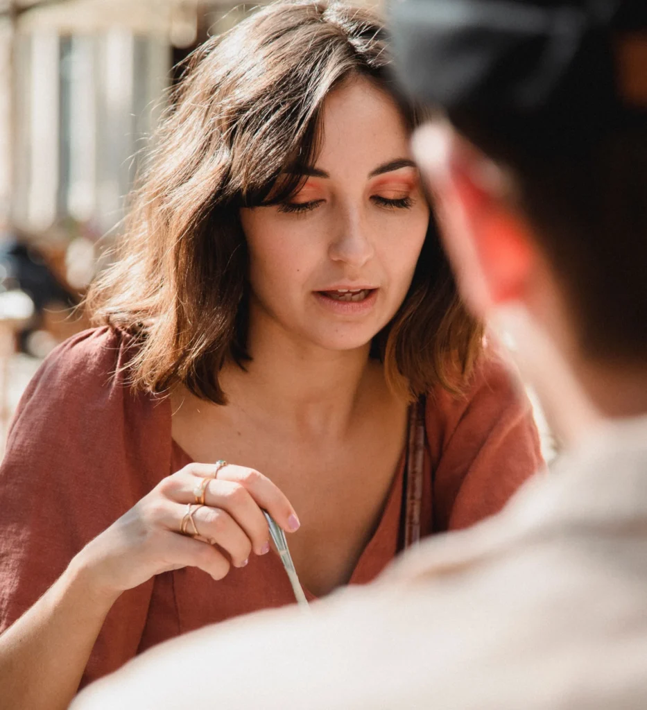 femme qui discute en terrasse