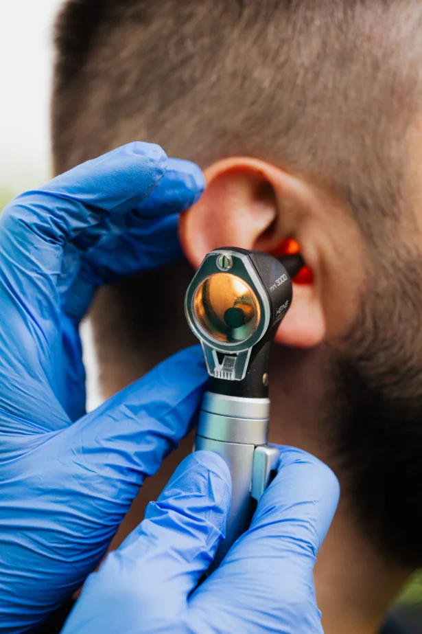 auscultation oreille homme bouchon cerumen