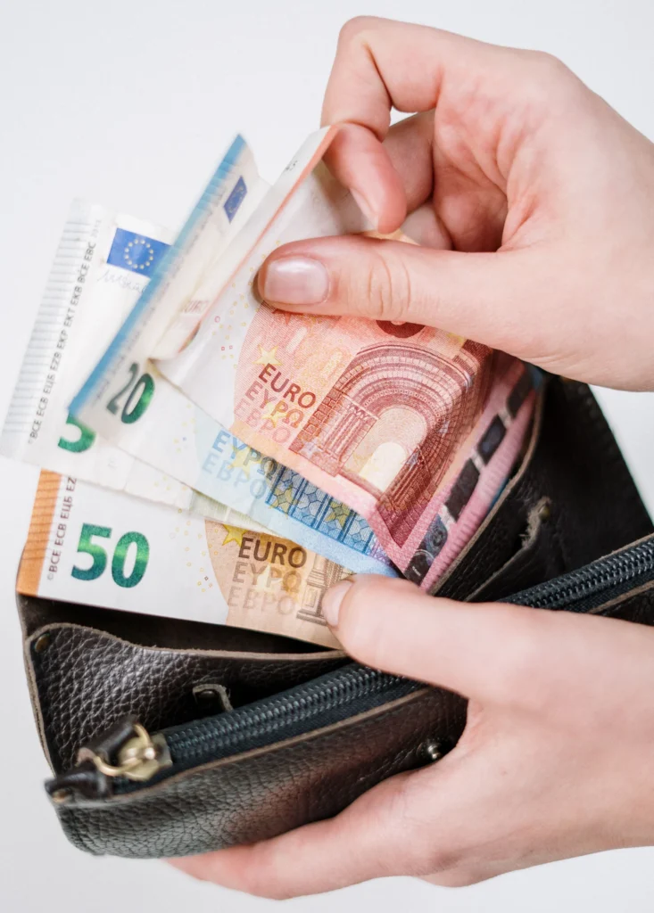 billets euros dans un porte monnaie
