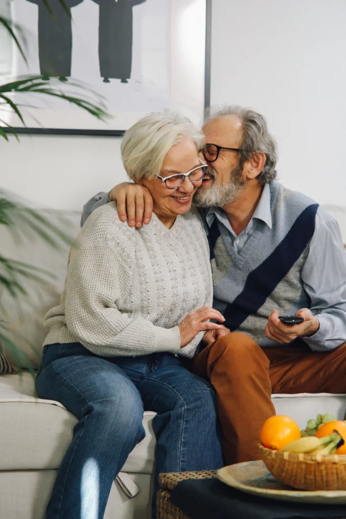 couple qui va regarder la télé