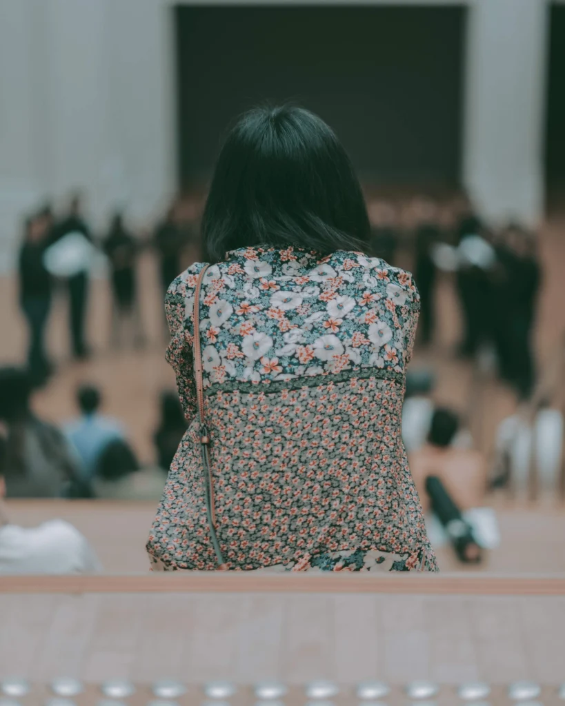 jeune femme dans un amphi