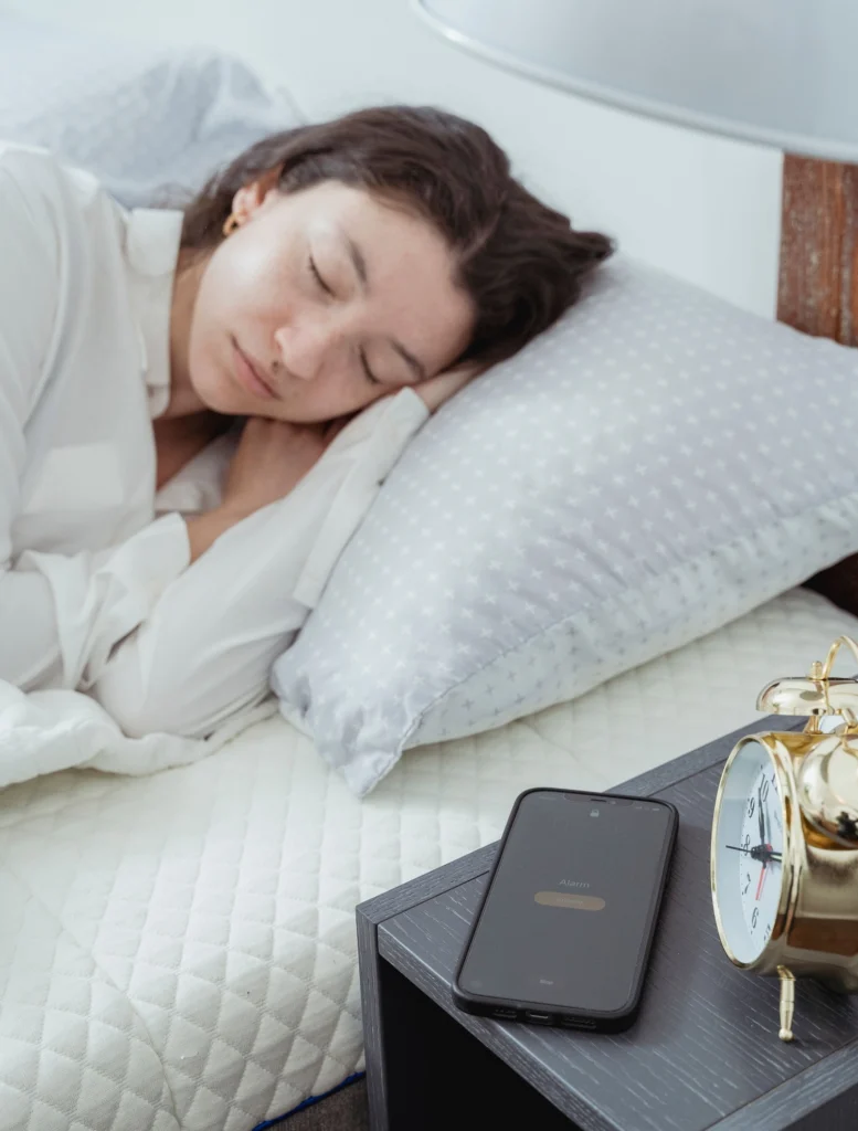 jeune femme qui dort près d'un reveil