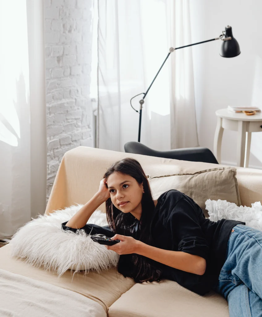 jeune femme qui regarde la télévision